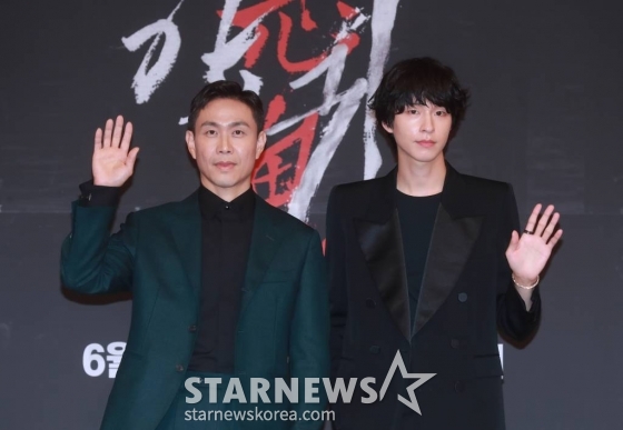 배우 오정세, 홍경 23일 오후 서울 목동 SBS에서 진행된 금토드라마 '악귀' 제작발표회에 참석해 포즈를 취하고 있다.  악귀에 씐 여자와 그 악귀를 볼 수 있는 남자가 의문의 죽음을 파헤치는 한국형 오컬트 미스터리 '악귀'는 오늘(23일) 첫 방송된다. /2023.06.23 /사진=이동훈 기자 photoguy@