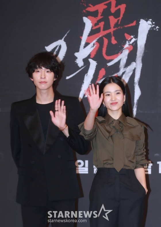 배우 홍경, 김태리가 23일 오후 서울 목동 SBS에서 진행된 금토드라마 '악귀' 제작발표회에 참석해 포즈를 취하고 있다.  악귀에 씐 여자와 그 악귀를 볼 수 있는 남자가 의문의 죽음을 파헤치는 한국형 오컬트 미스터리 '악귀'는 오늘(23일) 첫 방송된다. /2023.06.23 /사진=이동훈 기자 photoguy@