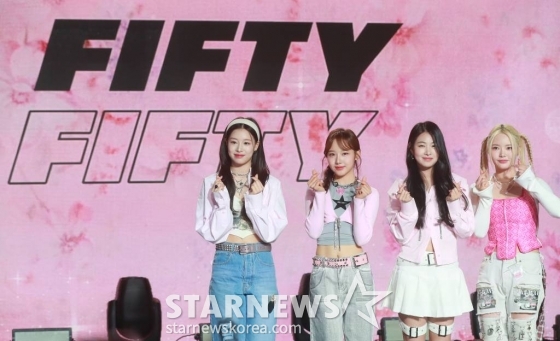 걸그룹 피프티피프티(FIFTY FIFTY)가 13일 오후 서울 강남구 일지아트홀에서 진행된 기자간담회에 앞서 포즈를 취하고 있다. 피프티 피프티의 'Cupid'(큐피트)는 12일(한국 기준) 미국 빌보드가 발표한 빌보드의 메인 싱글 차트 핫100에 이름을 올렸다. /2023.04.13 /사진=이동훈 기자 photoguy@