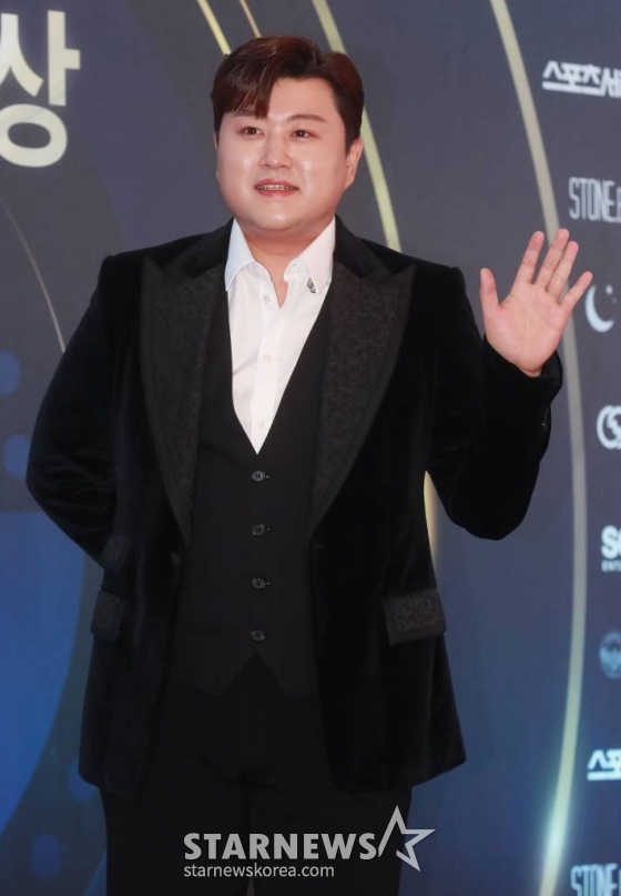 가수 김호중이 19일 오후 서울 올림픽공원 KSPO DOME에서 진행된 제32회 서울가요대상 레드카펫 행사에 참석해 포즈를 취하고 있다. /2023.01.19 /사진=이동훈 기자 photoguy@