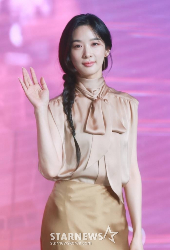 배우 이청아가 26일 오전 서울 마포구 호텔 나루에서 진행된 넷플릭스 오리지널 시리즈 '셀러브리티' 제작발표회에 참석해 포즈를 취하고 있다. 유명해지기만 하면 돈이 되는 세계에 뛰어든 아리가 마주한 셀럽들의 화려하고도 치열한 민낯을 그린 넷플릭스 시리즈 셀러브리티'는 오는 30일 공개된다. /2023.06.26 /사진=이동훈 기자 photoguy@
