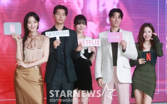 배우 이청아, 강민혁, 박규영, 이동건, 전효성이 26일 오전 서울 마포구 호텔 나루에서 진행된 넷플릭스 오리지널 시리즈 '셀러브리티' 제작발표회에 참석해 포즈를 취하고 있다.  유명해지기만 하면 돈이 되는 세계에 뛰어든 아리가 마주한 셀럽들의 화려하고도 치열한 민낯을 그린 넷플릭스 시리즈 셀러브리티'는 오는 30일 공개된다. /2023.06.26 /사진=이동훈 기자 photoguy@