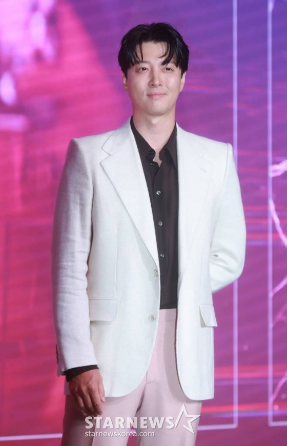 배우 이동건이 26일 오전 서울 마포구 호텔 나루에서 진행된 넷플릭스 오리지널 시리즈 '셀러브리티' 제작발표회에 참석해 포즈를 취하고 있다.  유명해지기만 하면 돈이 되는 세계에 뛰어든 아리가 마주한 셀럽들의 화려하고도 치열한 민낯을 그린 넷플릭스 시리즈 셀러브리티'는 오는 30일 공개된다. /2023.06.26 /사진=이동훈 기자 photoguy@