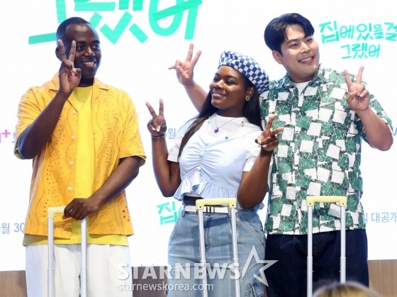 방송인 조나단, 파트리샤, 김해준이 26일 오후 서울 용산구 LG유플러스 본사에서 진행된 예능 '집에 있을 걸 그랬어' 제작발표회에 참석해 포즈를 취하고 있다.  '집에 있을 걸 그랬어'는 해외여행이라고는 한 번도 가 본 적 없는 'K-남매' 조나단&파트리샤가 ‘마성의 남자’ 김해준과 함께 떠나는 힐링인 듯 아닌 듯 헷갈리는 여행 프로젝트다. 오는 30일 U+모바일tv에서 공개된다. 2023.06.26 /사진=김창현 기자 chmt@