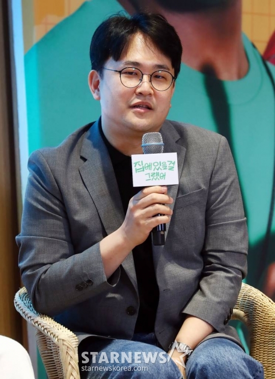 임형택 PD가 26일 오후 서울 용산구 LG유플러스 본사에서 진행된 예능 '집에 있을 걸 그랬어' 제작발표회에 참석해 인사말을 하고 있다. '집에 있을 걸 그랬어'는 해외여행이라고는 한 번도 가 본 적 없는 'K-남매' 조나단&파트리샤가 ‘마성의 남자’ 김해준과 함께 떠나는 힐링인 듯 아닌 듯 헷갈리는 여행 프로젝트다. 오는 30일 U+모바일tv에서 공개된다. 2023.06.26 /사진=김창현 기자 chmt@