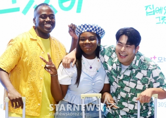 방송인 조나단, 파트리샤, 김해준이 26일 오후 서울 용산구 LG유플러스 본사에서 진행된 예능 '집에 있을 걸 그랬어' 제작발표회에 참석해 포즈를 취하고 있다. '집에 있을 걸 그랬어'는 해외여행이라고는 한 번도 가 본 적 없는 'K-남매' 조나단&파트리샤가 ‘마성의 남자’ 김해준과 함께 떠나는 힐링인 듯 아닌 듯 헷갈리는 여행 프로젝트다. 오는 30일 U+모바일tv에서 공개된다. 2023.06.26 /사진=김창현 기자 chmt@