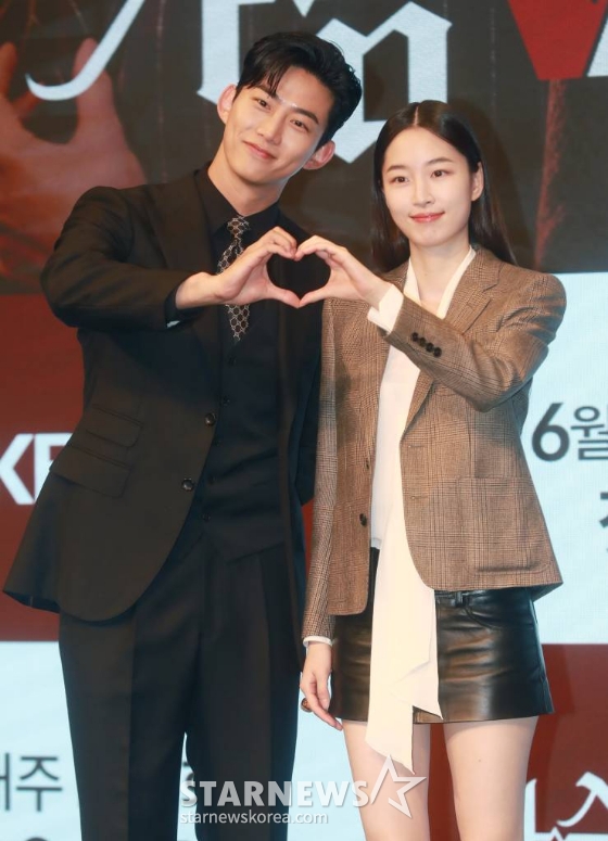 배우 옥택연, 원지안이 26일 오후 서울 구로구 더 세인트에서 진행된 KBS 월화드라마 '가슴이 뛴다' 제작발표회에 참석해 포즈를 취하고 있다. 100년 중 하루 차이로 인간이 되지 못한 반인 뱀파이어 선우혈과 인간미라고는 찾아볼 수 없는 여자 주인해가 어쩌다 동거를 시작하며, 진정한 온기를 찾아가는 아찔한 목숨 담보 공생 로맨스 드라마 '가슴이 뛴다'는 오늘(26일) 첫 방송된다. /2023.06.26 /사진=이동훈 기자 photoguy@