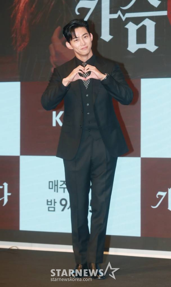 배우 옥택연이 26일 오후 서울 구로구 더 세인트에서 진행된 KBS 월화드라마 '가슴이 뛴다' 제작발표회에 참석해 포즈를 취하고 있다. 100년 중 하루 차이로 인간이 되지 못한 반인 뱀파이어 선우혈과 인간미라고는 찾아볼 수 없는 여자 주인해가 어쩌다 동거를 시작하며, 진정한 온기를 찾아가는 아찔한 목숨 담보 공생 로맨스 드라마 '가슴이 뛴다'는 오늘(26일) 첫 방송된다. /2023.06.26 /사진=이동훈 기자 photoguy@
