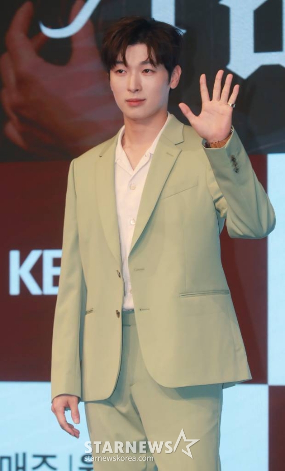 배우 박강현이 26일 오후 서울 구로구 더 세인트에서 진행된 KBS 월화드라마 '가슴이 뛴다' 제작발표회에 참석해 포즈를 취하고 있다. 100년 중 하루 차이로 인간이 되지 못한 반인 뱀파이어 선우혈과 인간미라고는 찾아볼 수 없는 여자 주인해가 어쩌다 동거를 시작하며, 진정한 온기를 찾아가는 아찔한 목숨 담보 공생 로맨스 드라마 '가슴이 뛴다'는 오늘(26일) 첫 방송된다. /2023.06.26 /사진=이동훈 기자 photoguy@
