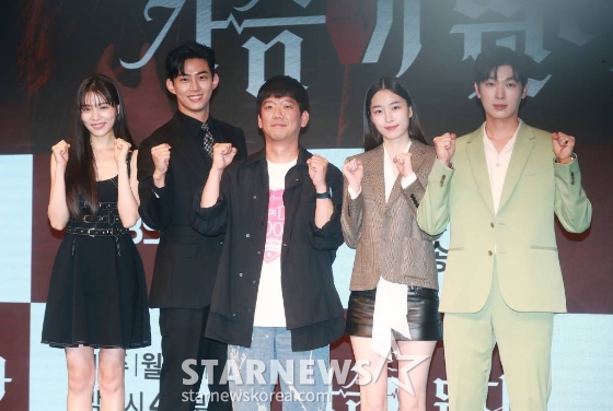 배우 윤소희, 옥택연, 이현석 감독, 배우 원지안, 박강현이 26일 오후 서울 구로구 더 세인트에서 진행된 KBS 월화드라마 '가슴이 뛴다' 제작발표회에 참석해 포즈를 취하고 있다. 100년 중 하루 차이로 인간이 되지 못한 반인 뱀파이어 선우혈과 인간미라고는 찾아볼 수 없는 여자 주인해가 어쩌다 동거를 시작하며, 진정한 온기를 찾아가는 아찔한 목숨 담보 공생 로맨스 드라마 '가슴이 뛴다'는 오늘(26일) 첫 방송된다. /2023.06.26 /사진=이동훈 기자 photoguy@