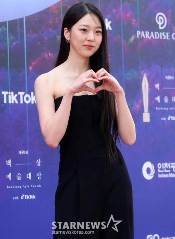 배우 김시은이 28일 오후 인천 중구 파라다이스시티에서 진행된 '제59회 백상예술대상' 레드카펫 행사에 참석해 포즈를 취하고 있다. '백상예술대상'은 지난 1년간 TV·영화·연극 분야에서 활약한 대중문화 예술계 종사자들이 총출동해 축제를 즐기고 서로를 격려한다. 2023.04.28 /사진=김창현 기자 chmt@