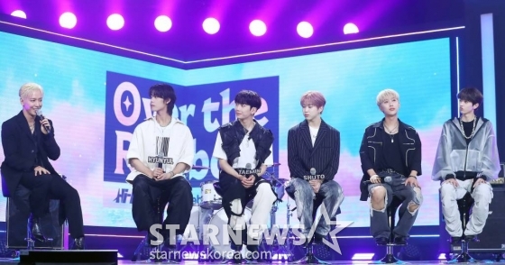 씨엔블루 정용화가 26일 오후 서울 마포구 상암동 SBS프리즘타워에서 진행된 신인밴드 하이파이유니콘 디지털 싱글 '오버 더 레인보우(Over the Rainbow)' 발매 기념 쇼케이스에서 취재진 질의에 답하고 있다. '오버 더 레인보우'는 비가 내린 뒤에 예쁜 무지개가 나타나듯이 어려움 앞에 큰 행복이 기다리고 있을 것이라는 희망을 노래한 곡이다. 2023.06.26 /사진=김창현 기자 chmt@