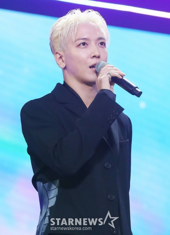 씨엔블루 정용화가 26일 오후 서울 마포구 상암동 SBS프리즘타워에서 진행된 신인밴드 하이파이유니콘 디지털 싱글 '오버 더 레인보우(Over the Rainbow)' 발매 기념 쇼케이스에서 취재진 질의에 답하고 있다. '오버 더 레인보우'는 비가 내린 뒤에 예쁜 무지개가 나타나듯이 어려움 앞에 큰 행복이 기다리고 있을 것이라는 희망을 노래한 곡이다. 2023.06.26 /사진=김창현 기자 chmt@