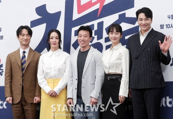 김대진 감독( 가운데), 배우 김병철, 엄정화, 명세빈, 민우혁이 13일 오후 서울 강남구 조설팰리스에서 진행된 JTBC 토일드라마 '닥터 차정숙' 제작발표회에 참석해 포즈를 취하고 있다.  '닥터 차정숙'은 20년차 가정주부에서 1년차 레지던트가 된 차정숙의 찢어진 인생 봉합기를 그린다. 가족이 전부였던 평범한 주부에서 '왕년'에 잘나가던 닥터 차정숙으로 각성한 '정숙'치 못한 스캔들이 유쾌한 웃음과 현실적인 공감을 선사할 예정이다. 오는 15일 첫 방송. 2023.04.13 /사진=김창현 기자 chmt@