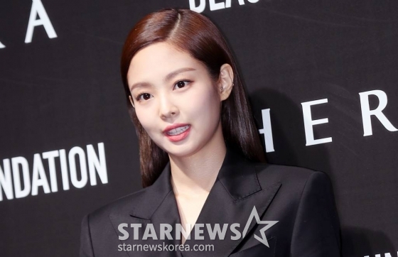 걸그룹 블랙핑크 제니가 14일 오후 서울 강남구 쿤스트할레에서 진행된 뷰티 브랜드 헤라 '블랙 파운데이션' 신제품 론칭 기념 포토월에 참석해 포즈를 취하고 있다. /사진=김휘선 기자 hwijpg@