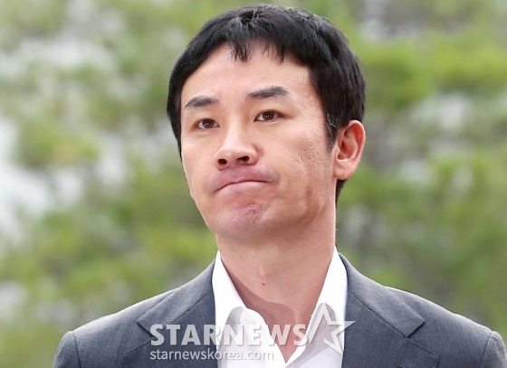 성폭행혐의를 받고 있는 배우 엄태웅이 1일 오후 경기도 분당경찰서에 출두하고 있다. /사진=성남(경기)=홍봉진기자 honggga@