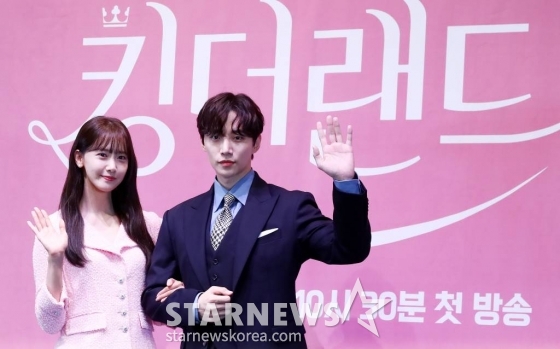가수 겸 배우 윤아, 이준호가 15일 오후 서울 구로구 라마다 서울 신도림호텔에서 진행된 JTBC 토일드라마 '킹더랜드' 제작발표회에 참석해 포즈를 취하고 있다.  '킹더랜드'는 웃음을 경멸하는 남자 구원과 웃어야만 하는 스마일 퀸 천사랑이 호텔리어의 꿈인 VVIP 라운지 '킹더랜드'에서 진짜 환하게 웃을 수 있는 날을 만들어가는 이야기를 그린 드라마로 오는 17일 오후 10시 30분에 첫 방송된다. 2023.06.15 /사진=김창현 기자 chmt@