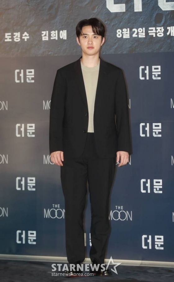 배우 도경수가 27일 오전 서울 CGV용산아이파크몰에서 진행된 영화 '더 문'(감독 김용화) 제작발표회에 참석해 포즈를 취하고 있다. 사고로 인해 홀로 달에 고립된 우주 대원 선우와 필사적으로 그를 구하려는 전 우주센터장 재국의 사투를 그린 영화 '더 문'은 8월 2일 개봉한다. /2023.06.27 /사진=이동훈 기자 photoguy@
