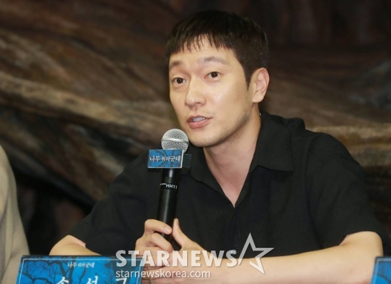 배우 손석구가 27일 오후 서울 강서구 LG아트센터에서 진행된 연극 '나무 위의 군대' 기자간담회에 참석해 질문에 답하고 있다. '나무 위의 군대'는 1945년 그들의 '대동아전쟁', 제2차 세계대전에 참전한 일본 제국군인의 이야기다. /2023.06.27 /사진=이동훈 기자 photoguy@