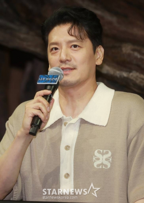 배우 이도엽이 27일 오후 서울 강서구 LG아트센터에서 진행된 연극 '나무 위의 군대' 기자간담회에 참석해 질문에 답하고 있다.  '나무 위의 군대'는 1945년 그들의 '대동아전쟁', 제2차 세계대전에 참전한 일본 제국군인의 이야기다. /2023.06.27 /사진=이동훈 기자 photoguy@