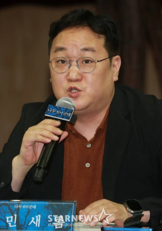 민새롬 연출이 27일 오후 서울 강서구 LG아트센터에서 진행된 연극 '나무 위의 군대' 기자간담회에 참석해 질문에 답하고 있다.  '나무 위의 군대'는 1945년 그들의 '대동아전쟁', 제2차 세계대전에 참전한 일본 제국군인의 이야기다. /2023.06.27 /사진=이동훈 기자 photoguy@