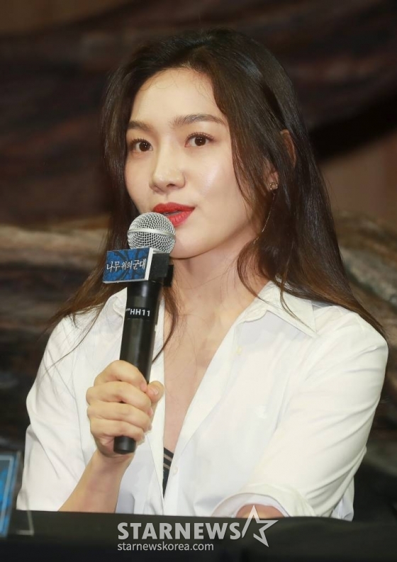 배우 최희서가 27일 오후 서울 강서구 LG아트센터에서 진행된 연극 '나무 위의 군대' 기자간담회에 참석해 질문에 답하고 있다.  '나무 위의 군대'는 1945년 그들의 '대동아전쟁', 제2차 세계대전에 참전한 일본 제국군인의 이야기다. /2023.06.27 /사진=이동훈 기자 photoguy@