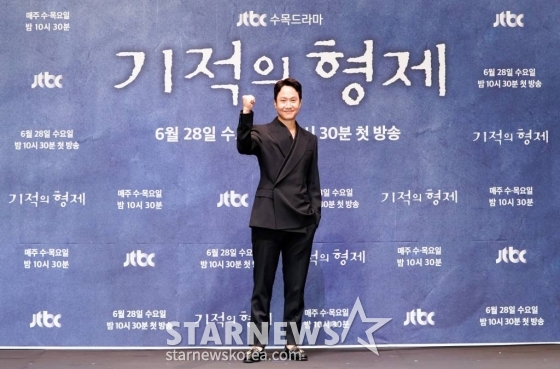 배우 정우가 28일 오후 온라인으로 진행된 JTBC 수목드라마 '기적의 형제' 제작발표회에 참석해 포즈를 취하고 있다.   '기적의 형제'는 윤동주가 되고 싶지만 현실은 빚뿐인 작가 지망생 육동주(정우 분)와 특별한 능력을 가진 정체불명의 소년 강산(배현성 분)이 시간의 경계를 넘어선 진실 찾기를 통해 기적을 만들어 가는 과정을 그린 휴먼 미스터리 드라마다. /  사진제공 = JTBC /사진=김창현 기자 chmt@