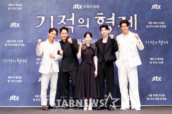 배우 오만석, 정우, 박유림, 배현성, 이기우가 28일 오후 온라인으로 진행된 JTBC 수목드라마 '기적의 형제' 제작발표회에 참석해 포즈를 취하고 있다.   '기적의 형제'는 윤동주가 되고 싶지만 현실은 빚뿐인 작가 지망생 육동주(정우 분)와 특별한 능력을 가진 정체불명의 소년 강산(배현성 분)이 시간의 경계를 넘어선 진실 찾기를 통해 기적을 만들어 가는 과정을 그린 휴먼 미스터리 드라마다. /  사진제공 = JTBC /사진=김창현 기자 chmt@