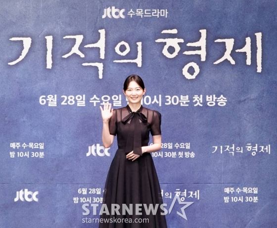 배우 박유림이 28일 오후 온라인으로 진행된 JTBC 수목드라마 '기적의 형제' 제작발표회에 참석해 포즈를 취하고 있다. '기적의 형제'는 윤동주가 되고 싶지만 현실은 빚뿐인 작가 지망생 육동주(정우 분)와 특별한 능력을 가진 정체불명의 소년 강산(배현성 분)이 시간의 경계를 넘어선 진실 찾기를 통해 기적을 만들어 가는 과정을 그린 휴먼 미스터리 드라마다. / 사진제공 = JTBC /사진=김창현 기자 chmt@