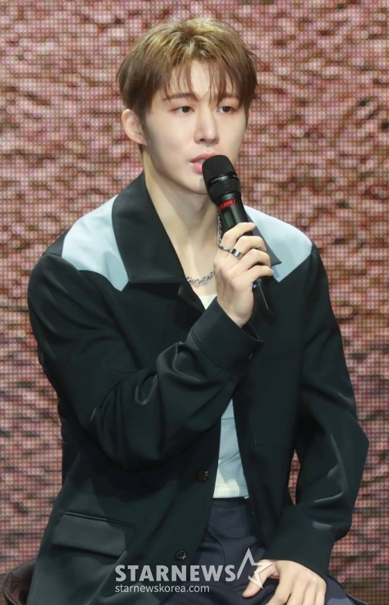 가수 비아이(B.I)가 1일 오후 서울 마포구 메세나폴리스에서 진행된 새 정규 앨범 '투 다이 포'(TO DIE FOR) 발매기념 쇼케이스에서 사과발언을 하고 있다. 이번 앨범에는 더블 타이틀곡 '겁도없이'(Dare to Love), 'Die for love'(다이 포 러브)를 비롯해 'To Die'(투 다이), '해일'(Wave), '망가진 장난감의 섬'(The Island of Misfit Toys)', '개가트닌생'(Beautiful Life), '구르믄' (Cloud Thought), 'TRUTH', 'MICHELANGELO 등 총 9곡의 신곡과, 2021년 11월 발매된 하프 앨범에 담긴 6곡 등 총 15곡이 수록됐다. /2023.06.01 /사진=이동훈 기자 photoguy@