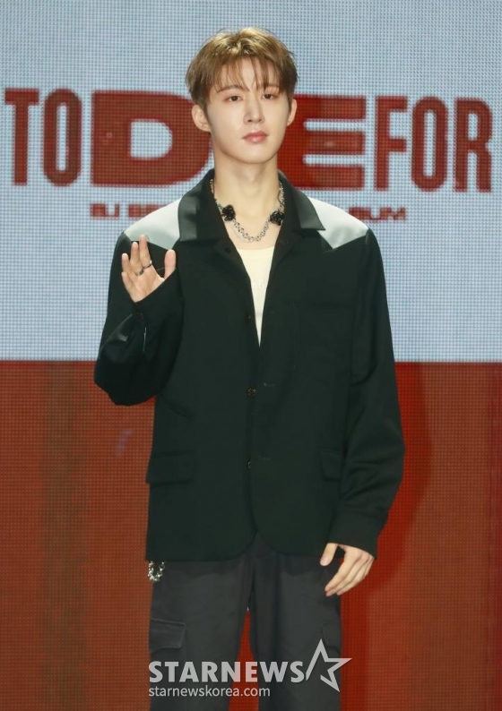 가수 비아이(B.I)가 1일 오후 서울 마포구 메세나폴리스에서 진행된 새 정규 앨범 '투 다이 포'(TO DIE FOR) 발매기념 쇼케이스에서 포즈를 취하고 있다. 이번 앨범에는 더블 타이틀곡 '겁도없이'(Dare to Love), 'Die for love'(다이 포 러브)를 비롯해 'To Die'(투 다이), '해일'(Wave), '망가진 장난감의 섬'(The Island of Misfit Toys)', '개가트닌생'(Beautiful Life), '구르믄' (Cloud Thought), 'TRUTH', 'MICHELANGELO 등 총 9곡의 신곡과, 2021년 11월 발매된 하프 앨범에 담긴 6곡 등 총 15곡이 수록됐다. /2023.06.01 /사진=이동훈 기자 photoguy@