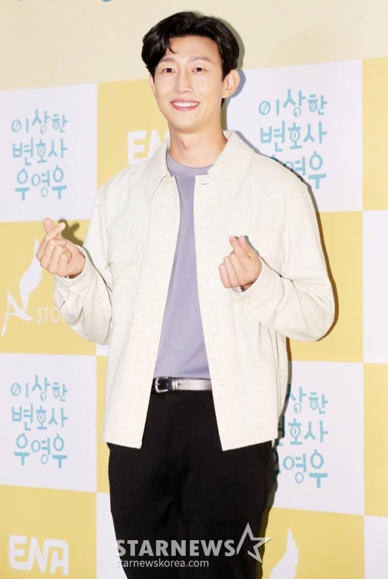 배우 강기영이 18일 오후 서울 용산구 아이파크몰 CGV에서 열린 ENA 수목드라마 '이상한 변호사 우영우' 마지막회 단체 관람 행사에 참석해 포즈를 취하고 있다. '이상한 변호사 우영우'는 천재적인 두뇌와 자폐스펙트럼을 동시에 가진 신입 변호사 우영우(박은빈 분)의 대형 로펌 생존기로, 현재 14회까지 최고 시청률 15.8%를 기록하며 뜨거운 인기를 모았다. 현재 시즌2 제작이 논의 중이다. 2022.08.18 /사진=김창현 기자 chmt@
