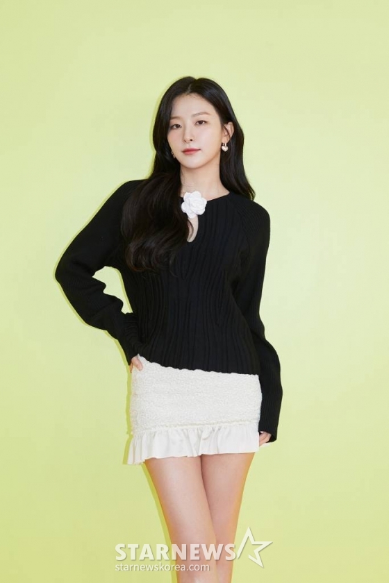 걸그룹 레드벨벳 슬기가 28일 오후 온라인으로 진행된 새 미니앨범 'The ReVe Festival 2022 - Birthday' 발매 기념 기자간담회에 참석해 포즈를 취하고 있다. 이번 앨범에는 타이틀 곡 'Birthday'를 비롯해 'BYE BYE'(바이 바이), '롤러코스터 (On A Ride)', 'ZOOM'(줌), 'Celebrate'(셀러브레이트) 등 총 5곡이 수록됐다. / 사진제공 =SM엔터테인먼트 /사진=김창현 기자 chmt@