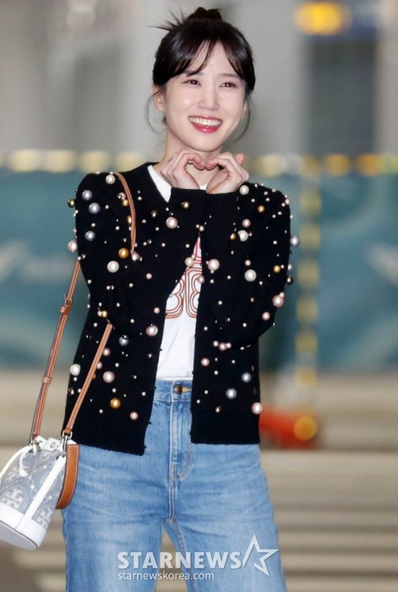 배우 박은빈이 미국 뉴욕에서 열리는 23FW 토리버치 패션쇼 참석을 위해 12일 오후 인천국제공항을 통해 출국하고 있다. 2023.02.12 /사진=임성균 기자 tjdrbs23@