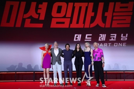 크리스토퍼 맥쿼리 감독(왼쪽 두번재), 할리우드 배우 폼 클레멘티프, 톰 크루즈, 헤일리 앳웰, 바네사 커비, 사이먼 페그가 29일 오후 서울 송파구 롯데시네마 월드타워에서 진행된 영화 '미션 임파서블: 데드 레코닝 PART ONE'(이하 미션 임파서블7) 내한 기자회견에 참석해 포즈를 취하고 있다.  '미션 임파서블7'은 모든 인류를 위협할 새로운 무기가 잘못된 자의 손에 넘어가지 않도록 추적하던 '에단 헌트'(톰 크루즈 분)와 IMF팀이 미스터리하고 강력한 적을 만나게 되면서 팀의 운명과 임무 사이 위태로운 대결을 펼치는 액션 블록버스터. 7월 12일 개봉. 2023.06.29 /사진=김창현 기자 chmt@