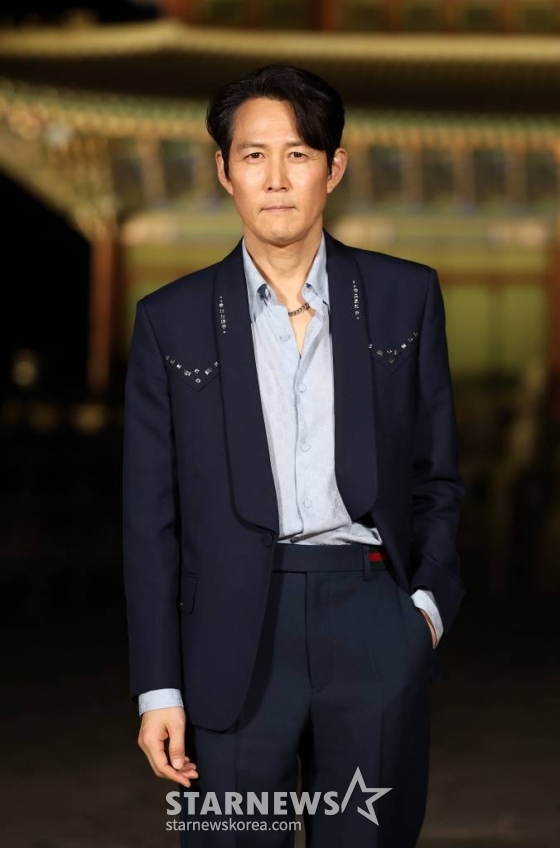 배우 이정재가 16일 오후 서울 종로구 경복궁에서 진행된 '구찌 2024 크루즈 패션쇼'에 참석해 포즈를 취하고 있다. 2023.05.16 /사진=김창현 기자 chmt@