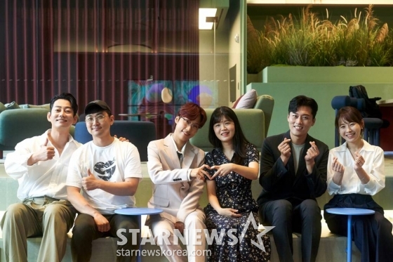 30일 오전 온라인으로 진행된 MBC 라디오 신규 DJ 기자간담회에서 '굿모닝FM 테이입니다'의 테이, 장승민PD, '두시의 데이트 재재입니다'의 재재, 홍희주PD, '여성시대 양희은, 김일중입니다' 김일중, 안정민PD가 포즈를 취하고 있다. /사진제공=MBC 2023.06.30 /사진=이동훈 기자 photoguy@
