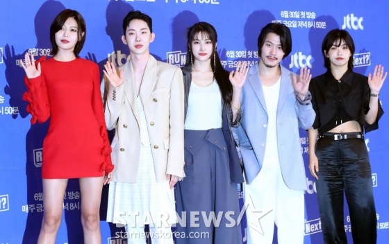 가수 최수영, 조권, 박규리, 미드낫, 댄서 아이키가 30일 오전 서울 마포구 상암동 스탠포드 서울에서 진행된 JTBC 서바이벌 예능 'R U Next?' 제작발표회에 참석해 인사말을 하고 있다. 'R U Next?'는 하이브와 CJ ENM JV 빌리프랩의 차세대 걸그룹 최종 멤버를 결정하는 프로그램이다. 데뷔를 꿈꾸는 참가자들은 체계적인 커리큘럼 안에서 트레이닝을 받고, 아이돌이 되기 위한 7개의 필수 조건이 담긴 서바이벌 관문을 하나씩 통과하며 자신의 잠재력과 스타성을 증명한다. 2023.06.30 /사진=김창현 기자 chmt@