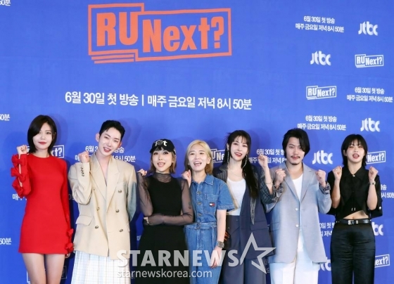 이예지, 김선형PD(왼쪽 세번째, 네번째), 가수 최수영, 조권, 박규리, 미드낫, 댄서 아이키가 30일 오전 서울 마포구 상암동 스탠포드 서울에서 진행된 JTBC 서바이벌 예능 'R U Next?' 제작발표회에 참석해 인사말을 하고 있다. 'R U Next?'는 하이브와 CJ ENM JV 빌리프랩의 차세대 걸그룹 최종 멤버를 결정하는 프로그램이다. 데뷔를 꿈꾸는 참가자들은 체계적인 커리큘럼 안에서 트레이닝을 받고, 아이돌이 되기 위한 7개의 필수 조건이 담긴 서바이벌 관문을 하나씩 통과하며 자신의 잠재력과 스타성을 증명한다. 2023.06.30 /사진=김창현 기자 chmt@