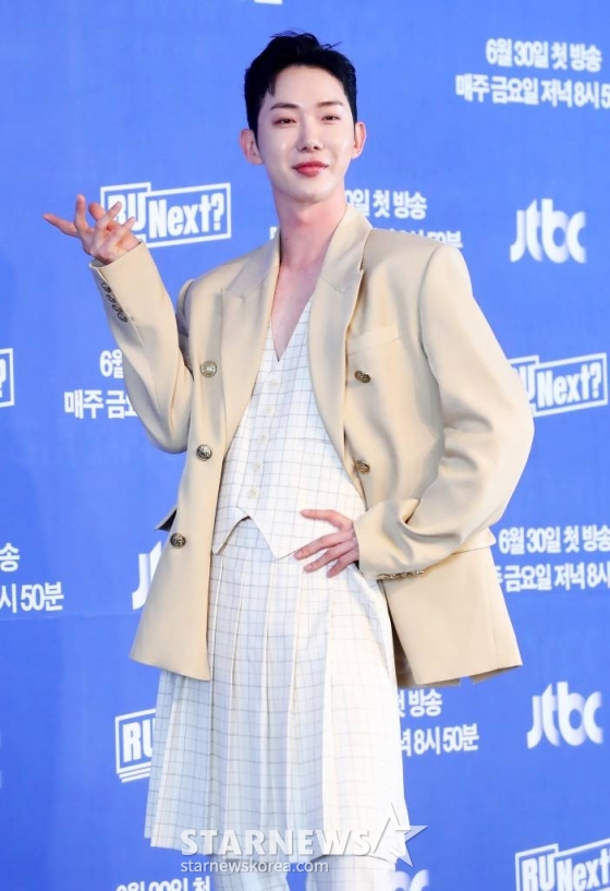 가수 조권이 30일 오전 서울 마포구 상암동 스탠포드 서울에서 진행된 JTBC 서바이벌 예능 'R U Next?' 제작발표회에 참석해 포즈를 취하고 있다.  'R U Next?'는 하이브와 CJ ENM JV 빌리프랩의 차세대 걸그룹 최종 멤버를 결정하는 프로그램이다. 데뷔를 꿈꾸는 참가자들은 체계적인 커리큘럼 안에서 트레이닝을 받고, 아이돌이 되기 위한 7개의 필수 조건이 담긴 서바이벌 관문을 하나씩 통과하며 자신의 잠재력과 스타성을 증명한다. 2023.06.30 /사진=김창현 기자 chmt@