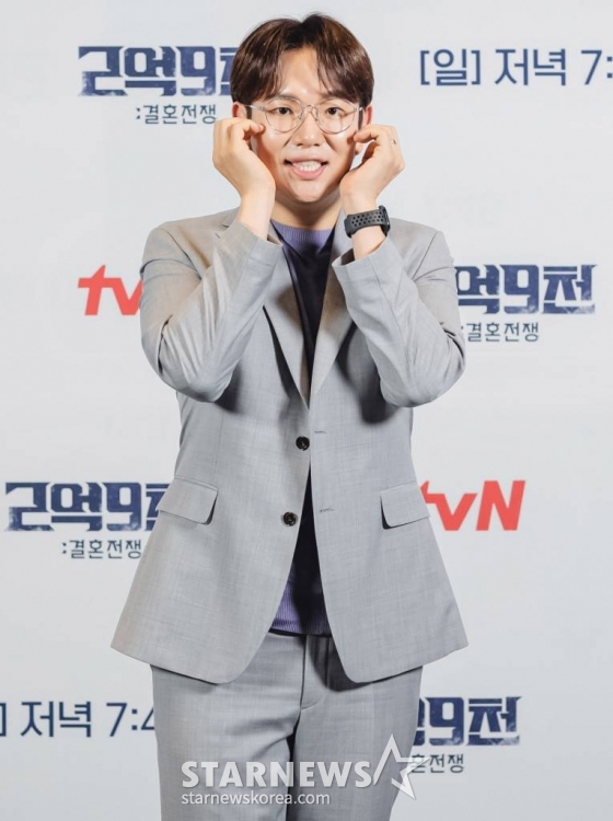 방송인 장성규가 30일 오후 온라인으로 진행된 tvN 예능 프로그램 '2억9천 : 결혼전쟁' 제작발표회에 참석해 포즈를 취하고 있다. '2억9천 : 결혼전쟁'은 각양각색의 사연을 가진 열 커플이 서로의 믿음과 사랑을 증명하고 결혼이라는 결승점을 향해 달려가는 과정을 담은 압도적 규모의 리얼 커플 서바이벌이다. 오는 2일 첫 방송. / 사진제공 = tvN 방송인 장성규가 30일 오후 온라인으로 진행된 tvN 예능 프로그램 '2억9천 : 결혼전쟁' 제작발표회에 참석해 포즈를 취하고 있다. '2억9천 : 결혼전쟁'은 각양각색의 사연을 가진 열 커플이 서로의 믿음과 사랑을 증명하고 결혼이라는 결승점을 향해 달려가는 과정을 담은 압도적 규모의 리얼 커플 서바이벌이다. 오는 2일 첫 방송. / 사진제공 = tvN /사진=김창현 기자 chmt@