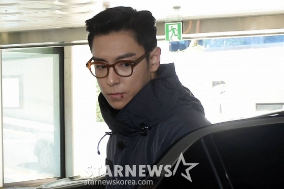 사회복무요원으로 근무 중인 아이돌그룹 빅뱅 멤버 탑(32, 최승현)이 6일 오전 마지막 근무를 위해 서울 용산공예관으로 출근하고 있다. 탑은 지난 2017년 2월 의무경찰에 합격, 논산에서 군 복무를 시작한 이후 2017년 6월 입대 전 대마초를 흡연한 사실이 드러나 의경에서 직위해제 됐고 이후 용산구청 산하 용산공예관에서 사회복무요원으로 대체 복무를 시작해 지난 2018년부터 사회복무요원에게 적용되는 군 복무 단축 규정에 따라 27일 가량 복무 기간이 줄어들었다. /사진=임성균 기자 tjdrbs23@