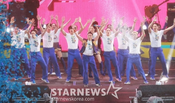 가수 싸이(PSY)가 30일 오후 서울 잠실종합운동장 주경기장에서 열린 싸이 흠뻑쇼 SUMMER SWAG 2023에서 멋진 무대를 펼치고 있다. /2023.06.30 /사진=이동훈 기자 photoguy@