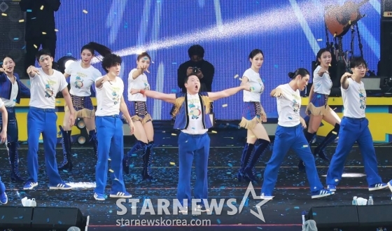 가수 싸이(PSY)가 30일 오후 서울 잠실종합운동장 주경기장에서 열린 싸이 흠뻑쇼 SUMMER SWAG 2023에서 멋진 무대를 펼치고 있다. /2023.06.30 /사진=이동훈 기자 photoguy@