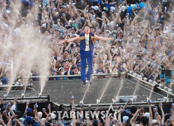 가수 싸이(PSY)가 30일 오후 서울 잠실종합운동장 주경기장에서 열린 싸이 흠뻑쇼 SUMMER SWAG 2023에서 멋진 무대를 펼치고 있다. /2023.06.30 /사진=이동훈 기자 photoguy@