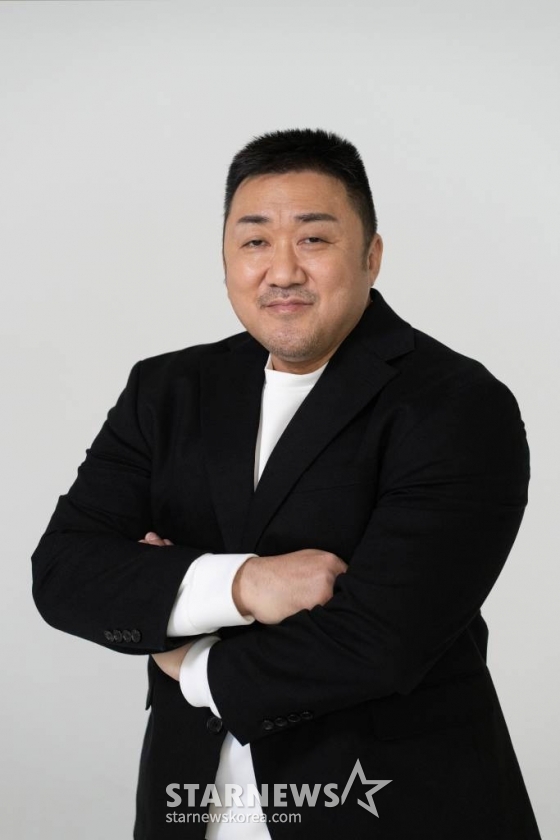 배우 마동석이 24일 오후 서울 종로구 소격동의 한 카페에서 진행된 영화 '범죄도시3' 개봉 관련 인터뷰를 위해 포즈를 취하고 있다.  '범죄도시3'(감독 이상용)는 대체불가 괴물형사 '마석도'(마동석 분)가 서울 광수대로 이동 후, 신종 마약 범죄 사건의 배후인 '주성철'(이준혁 분)과 마약 사건에 연루된 또 다른 빌런 '리키'(아오키 무네타카 분)를 잡기 위해 펼치는 통쾌한 범죄 소탕 작전을 그린 영화. 오는 31일 개봉. / 사진제공 = 에이비오엔터테인먼트 /사진=김창현 기자 chmt@