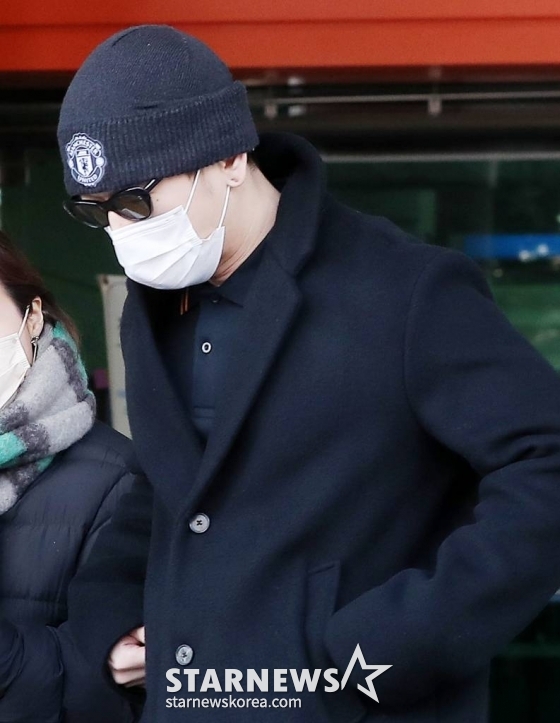래퍼 던밀스의 아내 A씨의 신체 일부를 몰래 카메라로 촬영, 유포한 혐의로 불구속 기소된 래퍼 뱃사공(김진우·36)이 16일 오전 서울 마포구 서부지방법원에서 진행된 첫 공판기일을 마친 뒤 법원을 나서고 있다.   뱃사공은 지난해 5월 A씨의 폭로 이후 3일 만에 자신의 논란을 인정하며 "제가 잘못한 부분에 대해서 사과하고 반성하겠다. 피해자분이 고소하지는 않으셨지만 죗값을 치르는 게 순리라고 생각돼 경찰서에 왔다. 성실히 조사 받고 다시는 이런 일이 없도록 평생 반성하겠다"면서 경찰에 자수, 성폭력범죄의 처벌 등에 관한 특례법 위반 혐의로 검찰에 송치됐다. 2023.01.16. /사진=김창현 기자 chmt@