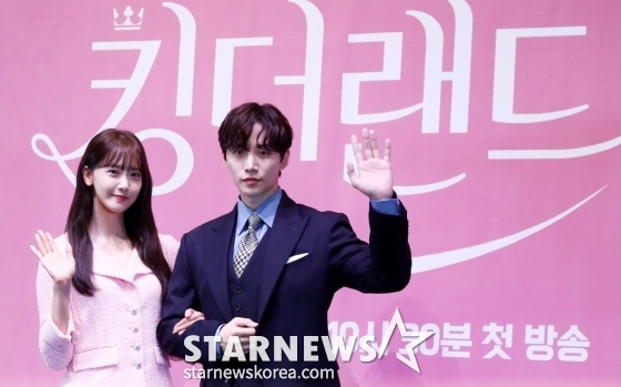 가수 겸 배우 윤아, 이준호가 15일 오후 서울 구로구 라마다 서울 신도림호텔에서 진행된 JTBC 토일드라마 '킹더랜드' 제작발표회에 참석해 포즈를 취하고 있다. /사진=김창현 기자