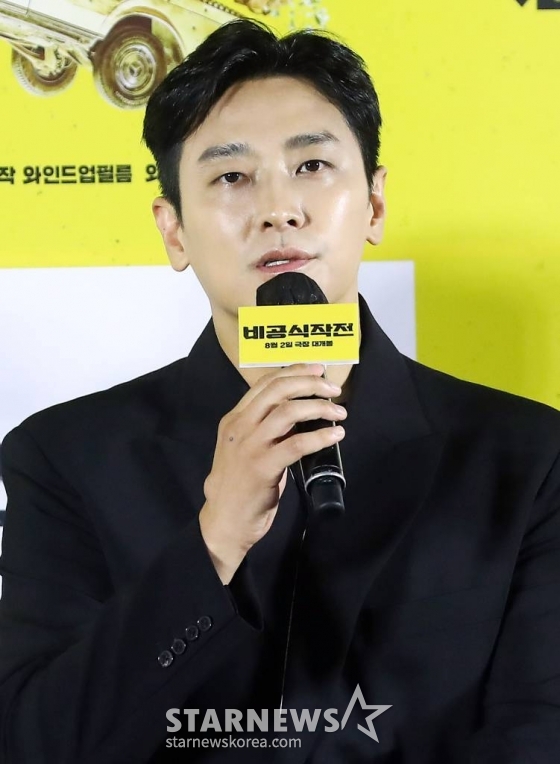 배우 주지훈이 4일 오전 서울 용산구 아이파크몰 CGV에서 진행된 영화 '비공식작전' 제작보고회에 참석해 인사말을 하고 있다. '비공식작전'은 실종된 동료를 구하기 위해 레바논으로 떠난 외교관 '민준'과 현지 택시기사 '판수'의 버디 액션 영화. 내달 2일 개봉. 2023.07.04 /사진=김창현 기자 chmt@