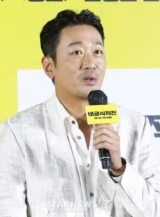배우 하정우가 4일 오전 서울 용산구 아이파크몰 CGV에서 진행된 영화 '비공식작전' 제작보고회에 참석해 인사말을 하고 있다. '비공식작전'은 실종된 동료를 구하기 위해 레바논으로 떠난 외교관 '민준'과 현지 택시기사 '판수'의 버디 액션 영화. 내달 2일 개봉. 2023.07.04 /사진=김창현 기자 chmt@